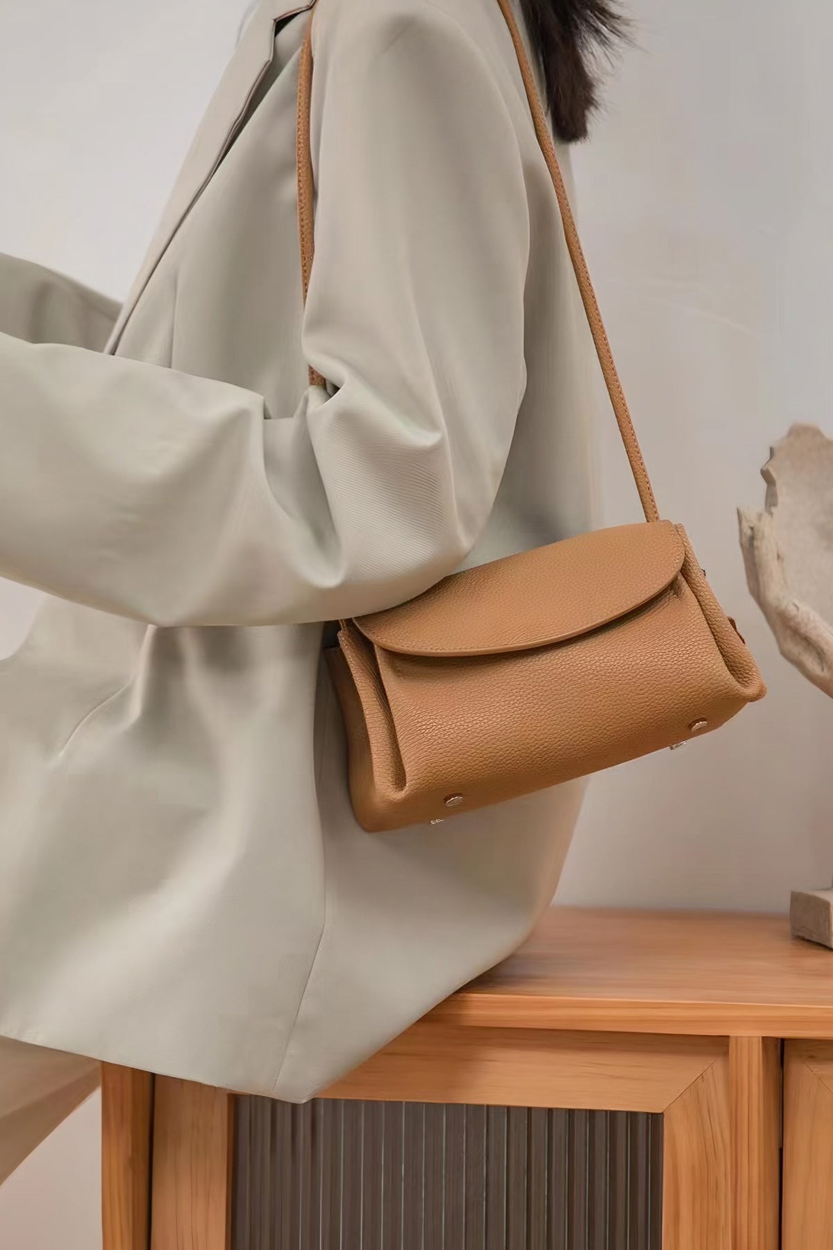 Simple Leather Crossbody Shoulder Bag (Caramel)
